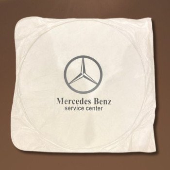 شماسة لزجاج السيارة الأمامي يحمل شعار مرسيدس بنز.