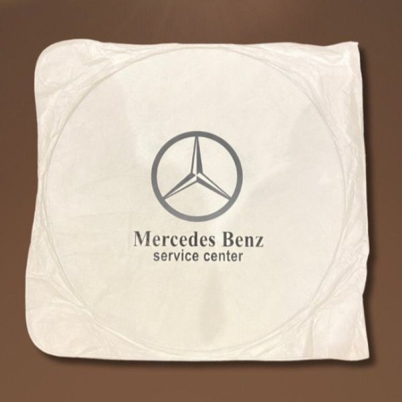 شماسة لزجاج السيارة الأمامي يحمل شعار مرسيدس بنز.